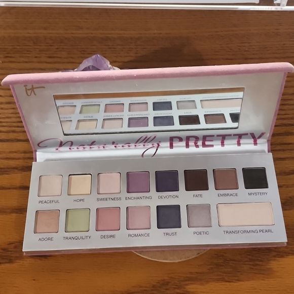 it cosmetics Other - VEUC IT Naturally Pretty Eyeshadow Palette